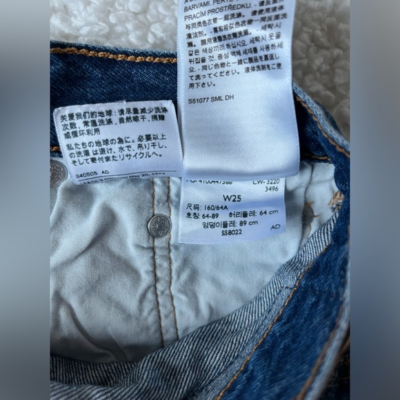 Distressed Cut off denim shorts / California closet staple! - Picture 3 of 3